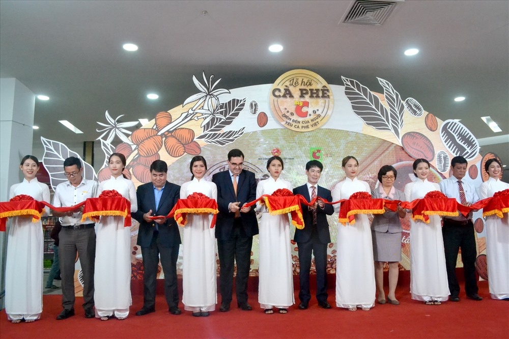 Các đại biểu cắt băng khai mạc Lễ hội cà phê Big C. Ảnh: Châu Tường