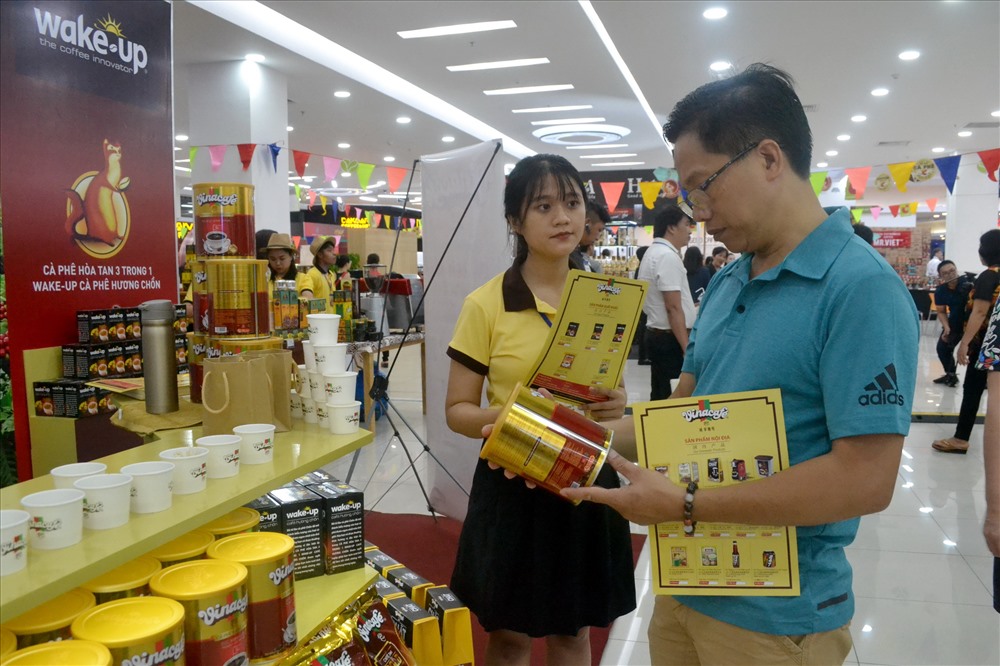 Người dân tham gia tìm hiểu và chọn mua cà phê tại lễ hội. Ảnh: Châu Tường