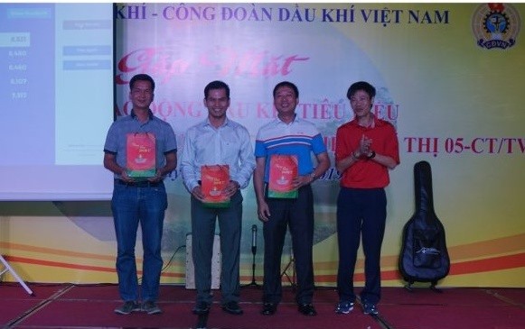 Người lao động tham dự và nhận giải thưởng ở một mini game trong chương trình