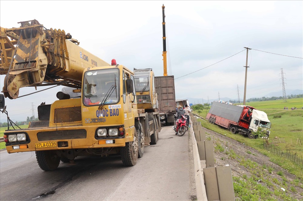 Lực lượng cứu hộ có mặt nhằm giải phóng ách tắc tuyến đường