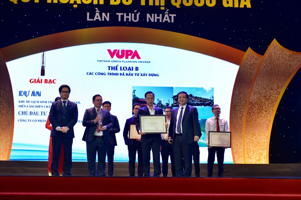 Đại diện tập đoàn Mường Thanh nhận giải Bạc giải thưởng Quy hoạch đô thị Quốc gia với tổ hợp khu sinh thái Mường Thanh Diễn Lâm