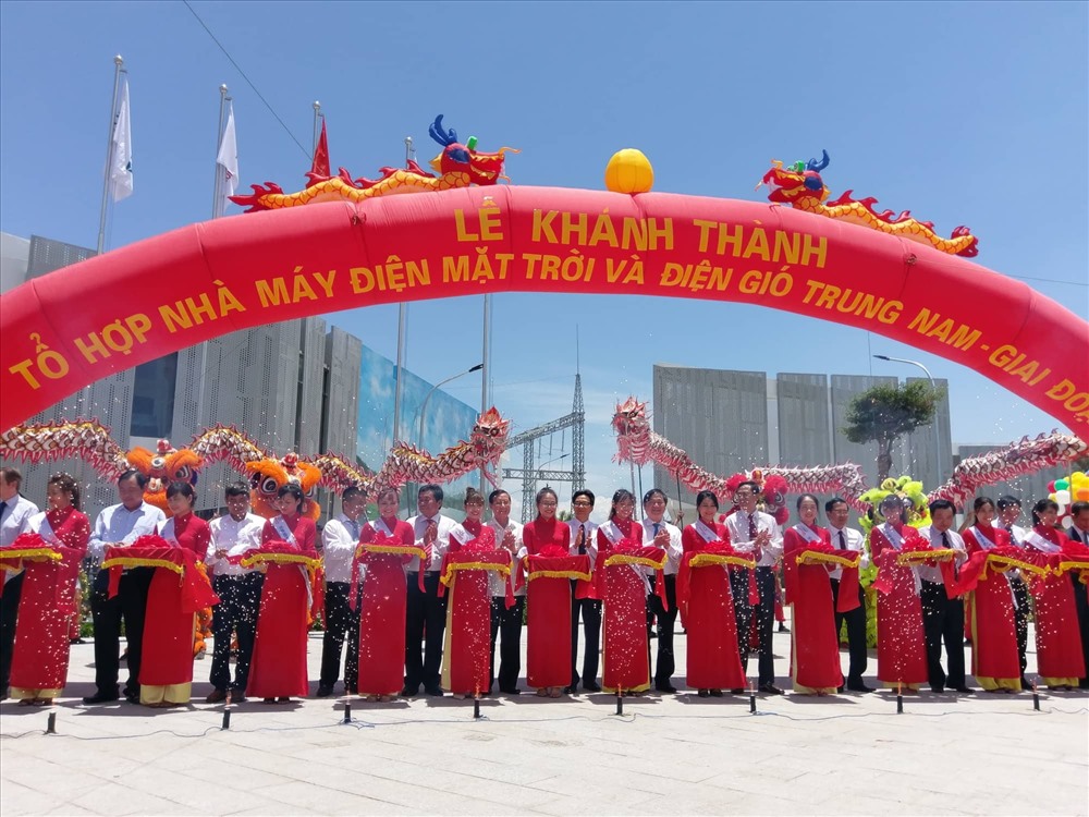 Phó thủ tướng Vũ Đức Đam và các đại biểu cắt băng khánh thành tổ hợp năng lượng điện gió và mặt trời