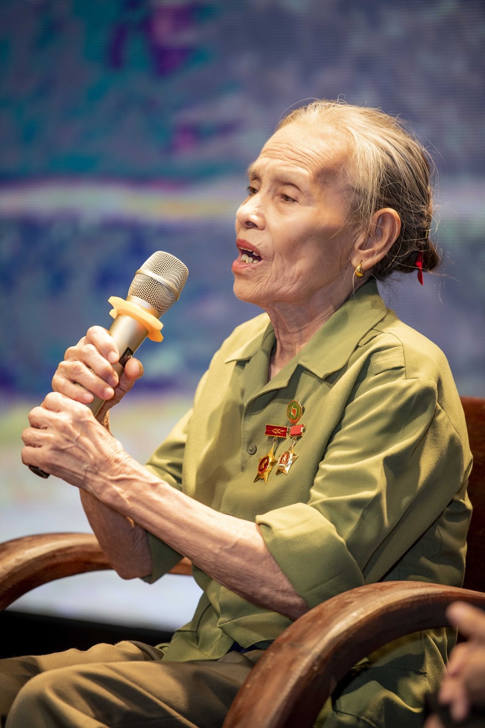 trong cuộc gặp gỡ, Đinh Hiền Anh đã mời hẳn nhân vật nữ anh hùng vượt qua được cuộc chiến, đến với mọi người
