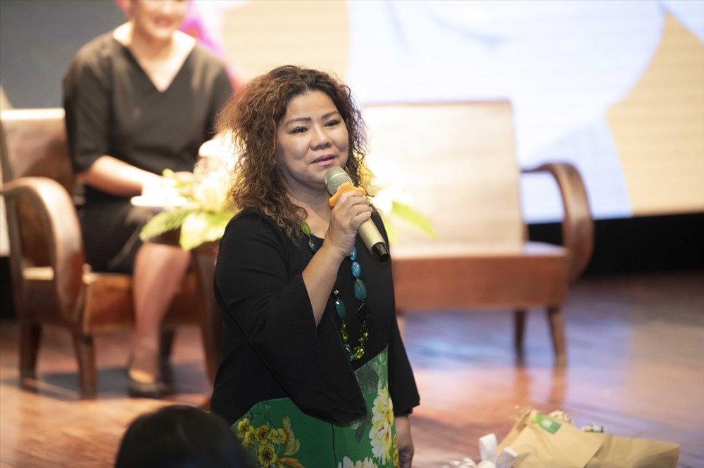 NSND Thanh Hoa cũng dành nhiều lời khen tặng cho sản phẩm mới của Đinh Hiền Anh.