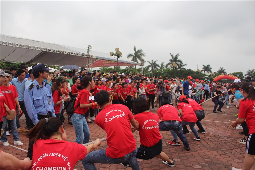 Màn thi kéo co thu hút rất nhiều NLĐ. Ảnh: D.T
