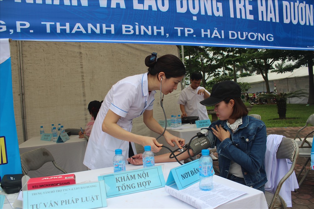 Tại Tháng CN 2019, CNLĐ được tư vấn, khám sức khoẻ miễn phí. Ảnh: D.T