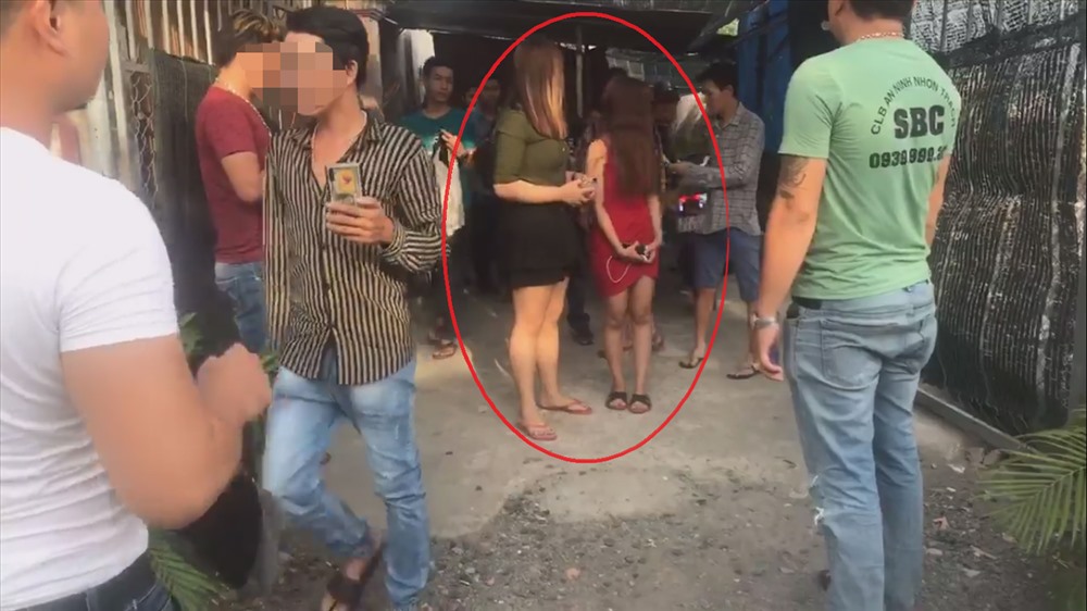 Hai cô gái được nhóm hiệp sỹ Bình Dương giải cứu ra khỏi quán cafe có hoạt động kích dục