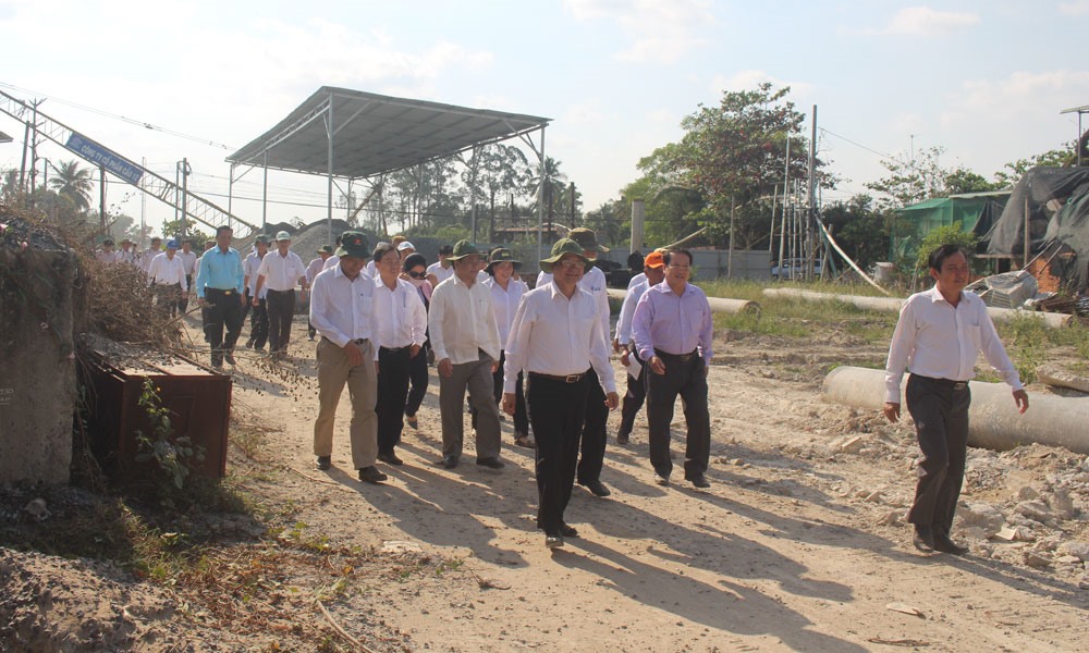 Lãnh đạo UBND tỉnh Tiền Giang khảo sát công trường thi công đường cao tốc ngang qua Tiền Giang. Ảnh: A.B