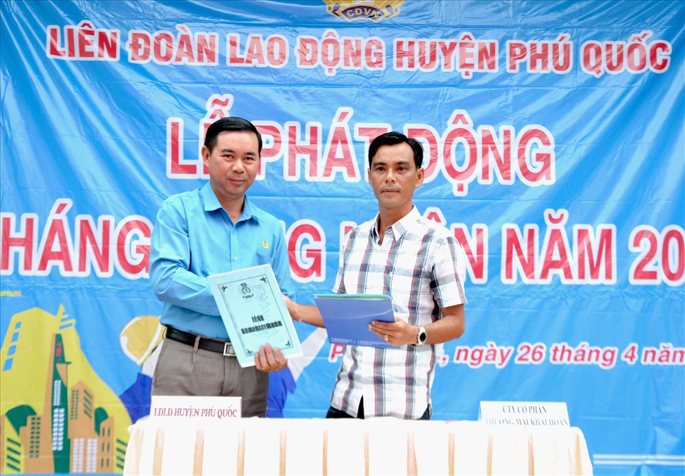Trước thời điểm nghỉ lễ, LĐLĐ Phú Quốc đã chủ động ký kết chương trình ưu đãi đoàn viên với doanh nghiệp nước mắm Khải Hoàn, tàu cao tốc Hòa Bình hỗ trợ thiết thực cho đoàn viên. Ảnh: Lục Tùng