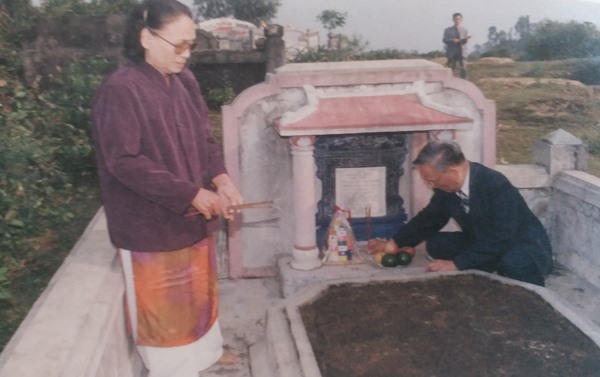 Đại tướng Lê Đức Anh và em gái Lê Thị Xoan trước mộ mẹ tại Bàn Môn, xã Lộc An vào năm 2002.