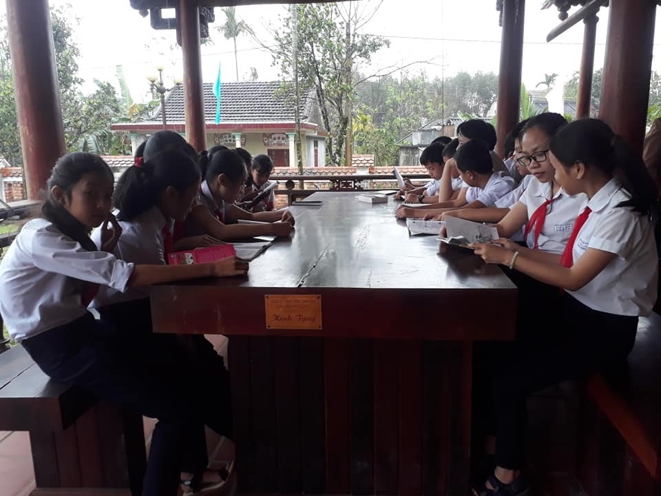 Nhà văn hóa trở thành địa chỉ đọc sách của con em trong thôn xã. (Ảnh chụp trước lúc nhà văn hóa tu bổ).