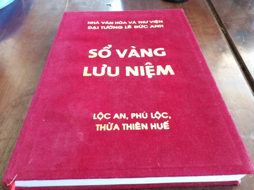 Cuốn Sổ vàng lưu niệm được ông Lê Trung Thành (50 tuổi, một người cháu trong dòng họ) đưa chúng tôi xem.