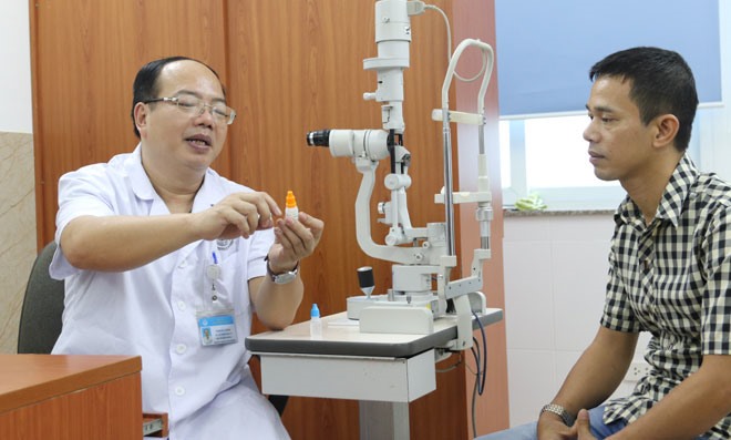BS hướng dẫn cách sử dụng thuốc cho bệnh nhân. Ảnh: L.C