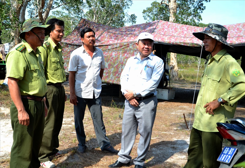 Giám đốc Vườn (thứ 2 phải sang) thăm hỏi, động viên lực lượng kiểm lâm bám rừng những ngày nắng nóng, nguy cơ cháy cực kỳ cao. Ảnh: Lục Tùng