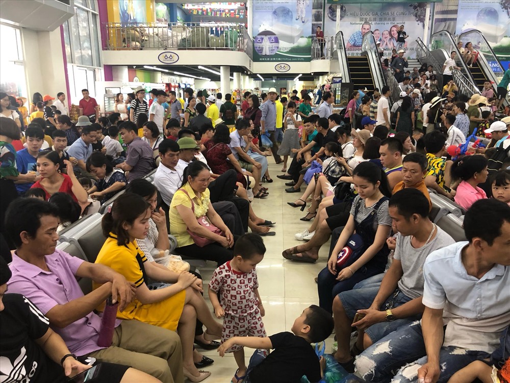 Theo đại diện Ban quản lý vịnh Hạ Long, do khách đông, sáng lại có mưa to nên các tàu xuất bến muộn, dẫn đến việc khách bị “dồn toa“. Ảnh: N.H