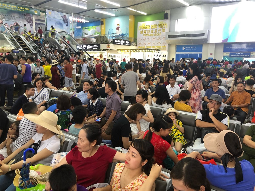 Một nguyên nhân nữa là do hôm nay, các lực lượng chức năng phát loa cảnh báo về tình trạng “cò” vé tàu và vé thăm vịnh, nên du khách đổ dồn vào các quầy bán vé của Ban quản lý vịnh. Ảnh: N.H