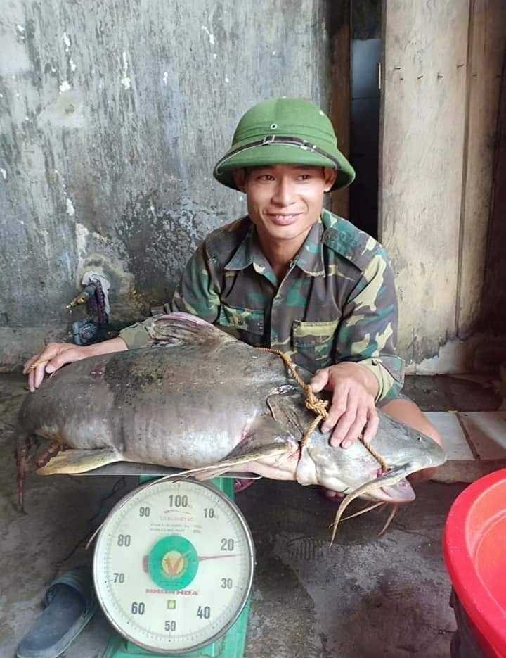 Anh Lợi phấn khởi khi bắt được con cá “khủng”