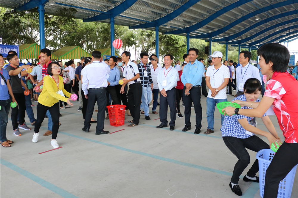 CNLĐ tham gia các trò chơi tại Lễ Phát động Tháng Công nhân.