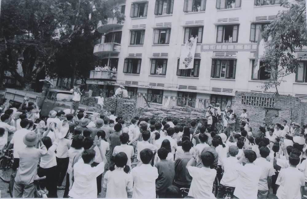 Đông đảo cán bộ và nhân dân Thủ đô tập trung tại cơ quan Thông tấn xã Việt Nam đón nghe tin mừng chiến thắng Sài Gòn giải phóng, ngày 30.4.1975.