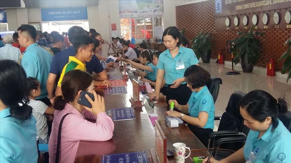 Khu vực dành cho khách đoàn, đã đặt thuê tàu từ trước vắng tanh. Ảnh: Nguyễn Hùng