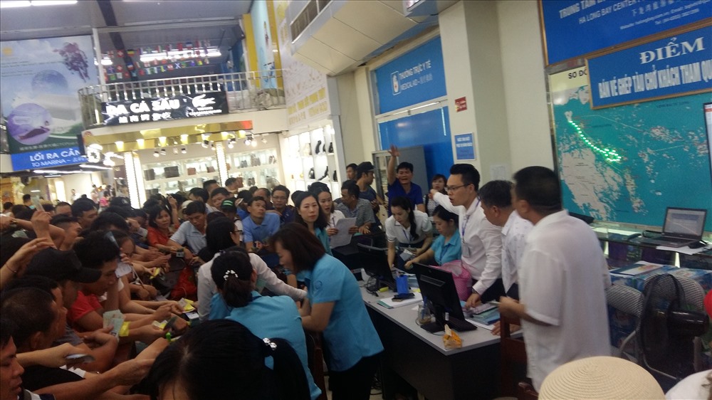Hôm nay, Ban quản lý vịnh Hạ Long đã phải tăng cường thêm nhân viên nhưng cũng không phục vụ nổi bởi khách quá đông nên hết tàu. Ảnh: Nguyễn Hùng