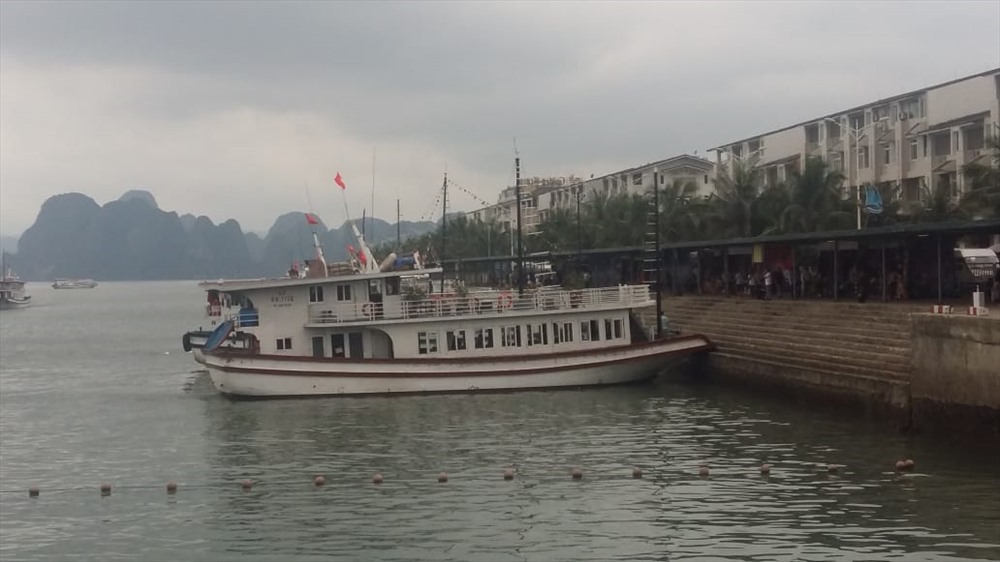 Ngoài cảng tàu chỉ còn vài con tàu. Ảnh: Nguyễn Hùng