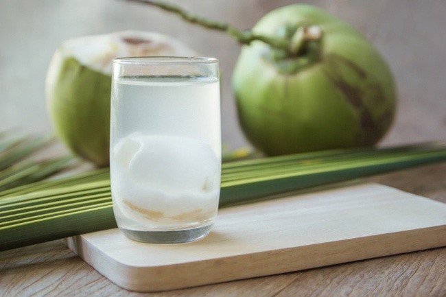 Uống nước dừa để bổ sung chất điện giải.