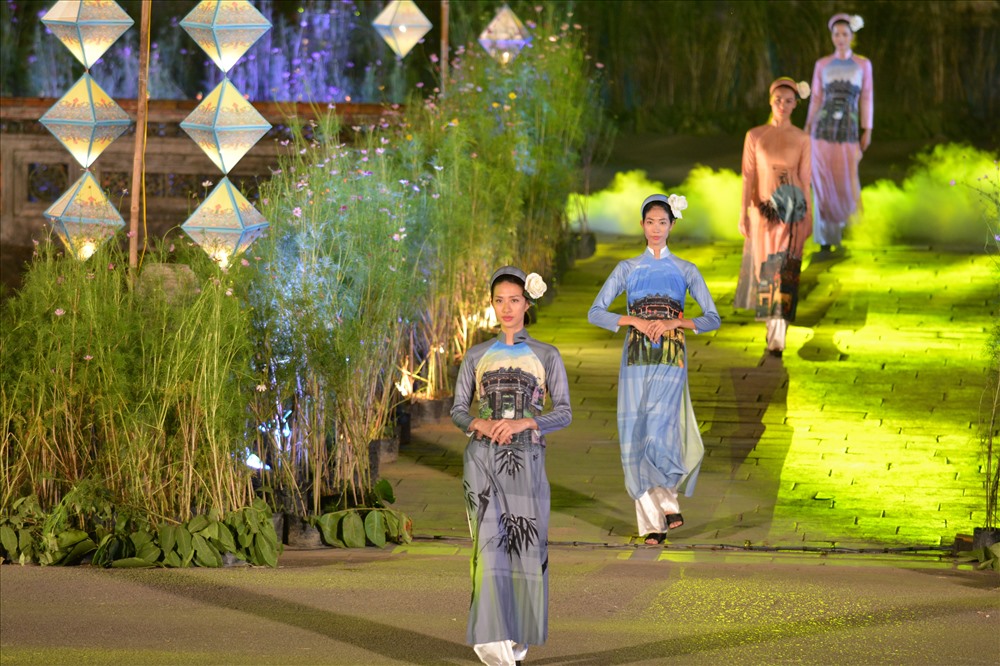 Đêm hội mang đến cho người xem 16 bộ sưu tập của 17 nhà thiết kế tên tuổi như Minh Hạnh, Chula, Cao Duy, Viết Bảo, Ngọc Hân, Nhi Hoàng, Phương Thanh.