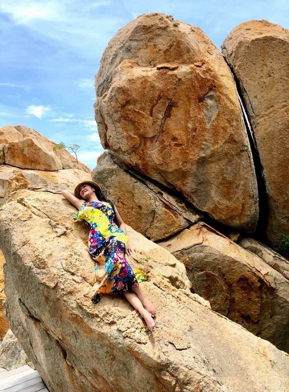 Nữ diva diện chiếc váy hoa trẻ trung, duyên dáng.