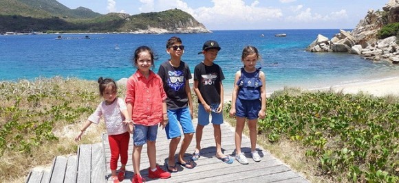 Những đứa trẻ của Con cái của hai người đẹp tỏ ra thích thú khi được du lịch tại đây.