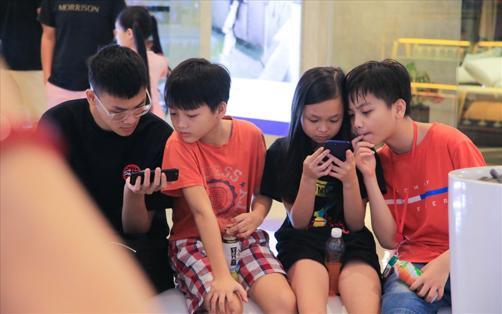 Do thời tiết ở Hà Nội ngày hôm nay nắng nóng, oi bức nên càng về trưa người dân kéo vào đây càng đông.