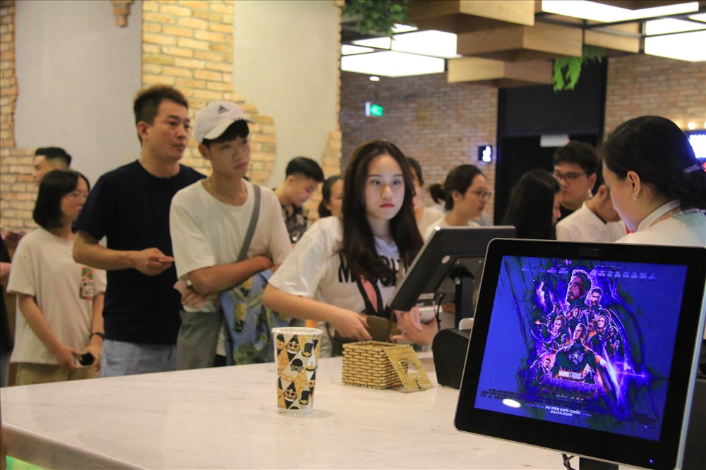 Rạp phim kín đặc khách hàng, dòng người xếp hàng khá dài từ ngoài cửa vào bên trong chờ vào xem phim.