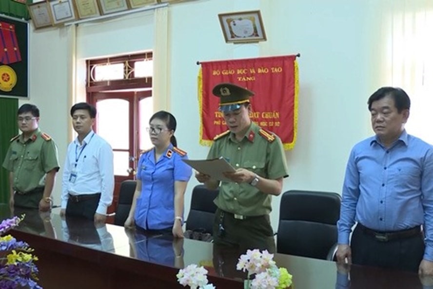 Sau những sự việc đã xảy ra, dường như ông Hoàng Tiến Đức - Giám đốc Sở GDĐT Sơn La (ngoài cùng bên phải ảnh) vẫn đứng ngoài cuộc. Ảnh cắt từ clip công an cung cấp.