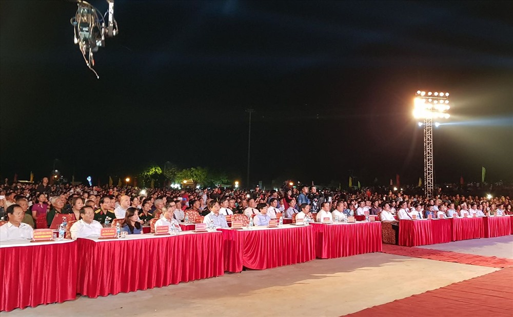 Đông đảo người dân và lãnh đạo trung ương và địa phương dự chương trình nghệ thuật “Khát vọng thống nhất“. Ảnh: TT.