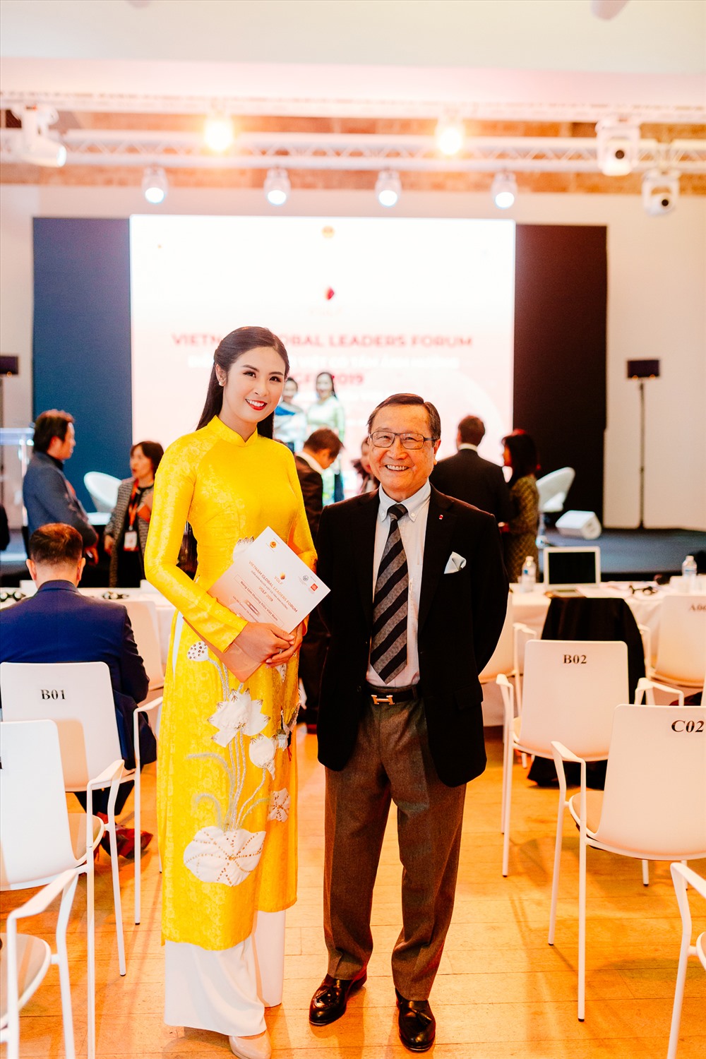 Ngoài ra, người đẹp còn gặp gỡ triệu phú gốc Việt - Chu Hoàng.