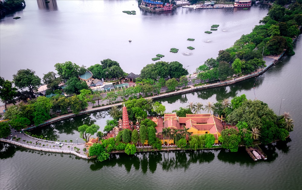 Ngôi chùa tọa lạc trên một hòn đảo nhỏ năm về phía Đông Hồ Tây thuộc quận Tây Hồ, kết hợp hài hòa giữa nét uy nghiêm cổ kính và cả sự nên thơ, nhã nhặn của vườn cây xanh tươi cùng hồ nước mênh mang đầy thơ tình.