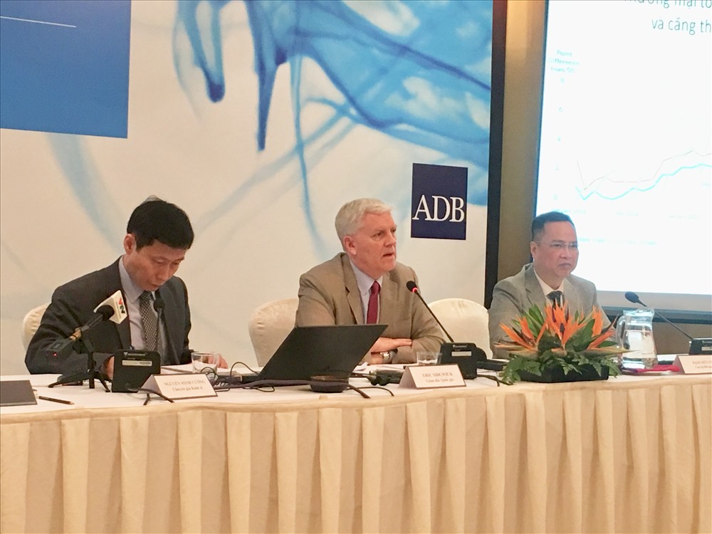 Họp báo của ADB diễn ra vào sáng ngày 3.4.2019. Ảnh LH