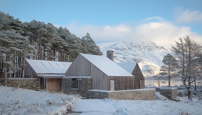 Nằm bên rìa của bên vùng thảo nguyên Scotland đẹp như tranh vẽ, Lochside House, Anh là ngôi nhà của một nghệ nhân sản xuất đồ gốm trong vùng. Căn nhà có khả năng tự sản xuất điện từ các năng lượng mặt trời và nguồn nước sạch từ giếng trời.