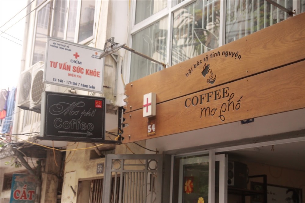 Quán cafe “Mơ phố” đồng thời là nơi các hoạt động gây quỹ của hội bác sỹ tình nguyện được tổ chức, với mong muốn có thêm một phần kinh phí để đến khắp mọi nơi chữa bệnh miễn phí cho người nghèo.