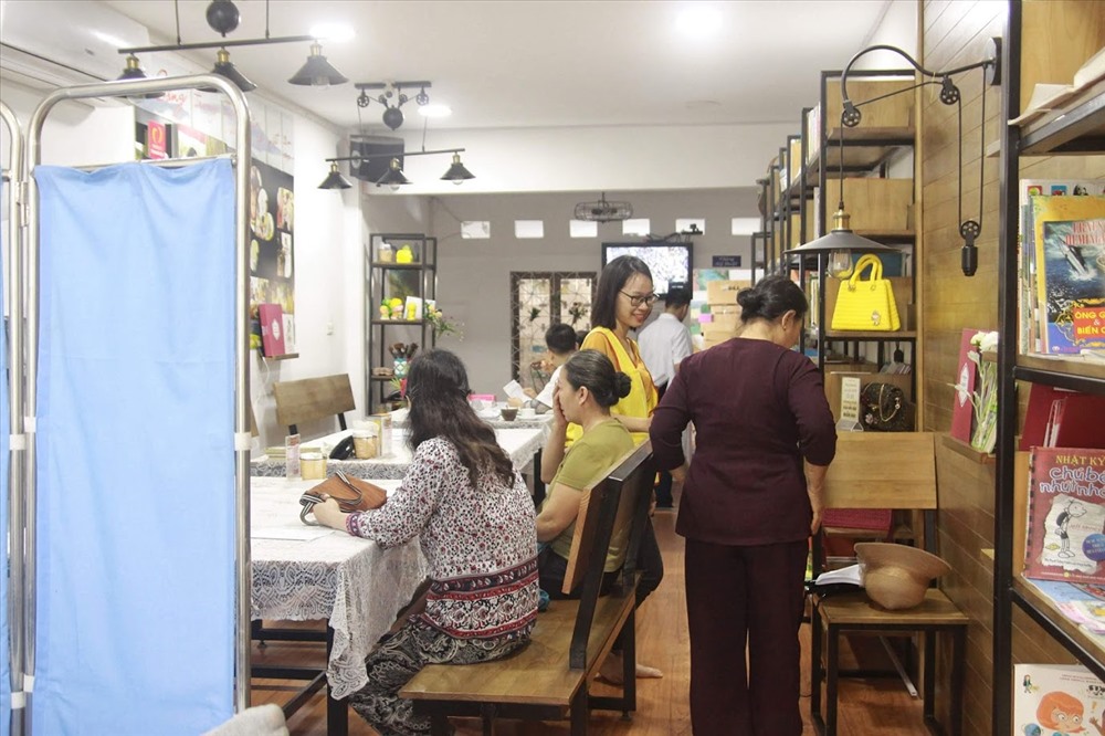 Tại đây, hội tổ chức tư vấn sức khỏe; siêu âm ổ bụng, khớp; xét nghiệm tiểu đường; nội soi tai, mũi, họng; khám tổng quát và cấp thuốc miễn phí cho hộ có hoàn cảnh khó khăn khắp cả nước.