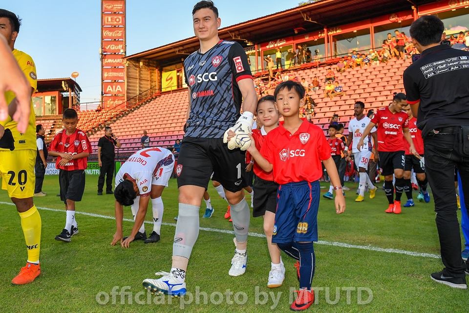 CLB Muangthong United cũng phải “nhả” Văn Lâm cho ĐT Việt Nam về nước tham dự King's Cup 2019 nếu VFF yêu cầu. Ảnh: Muangthong United FC