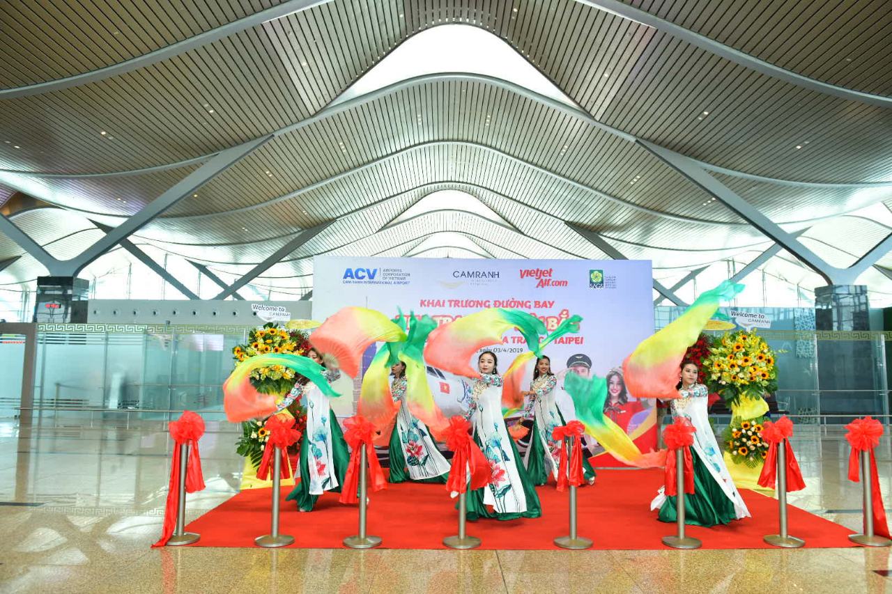 Tiết mục biểu diễn đặc sắc chào đường bay mới