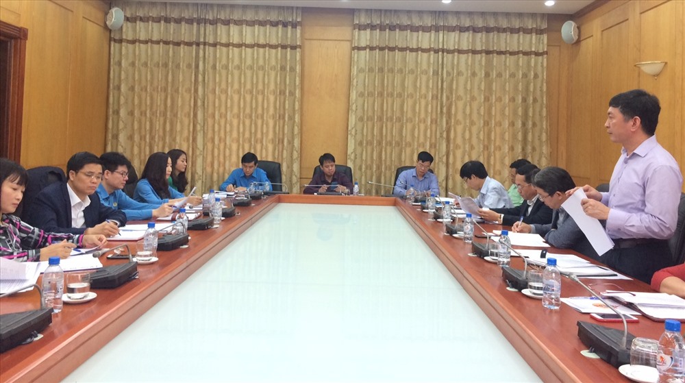 Đồng chí Lê Khánh Toàn, Phó Bí thư Đảng ủy, Chủ tịch CĐ Văn phòng Trung ương Đảng báo cáo hoạt động CĐ của CĐ Văn phòng Trung ương Đảng tại buổi làm việc.