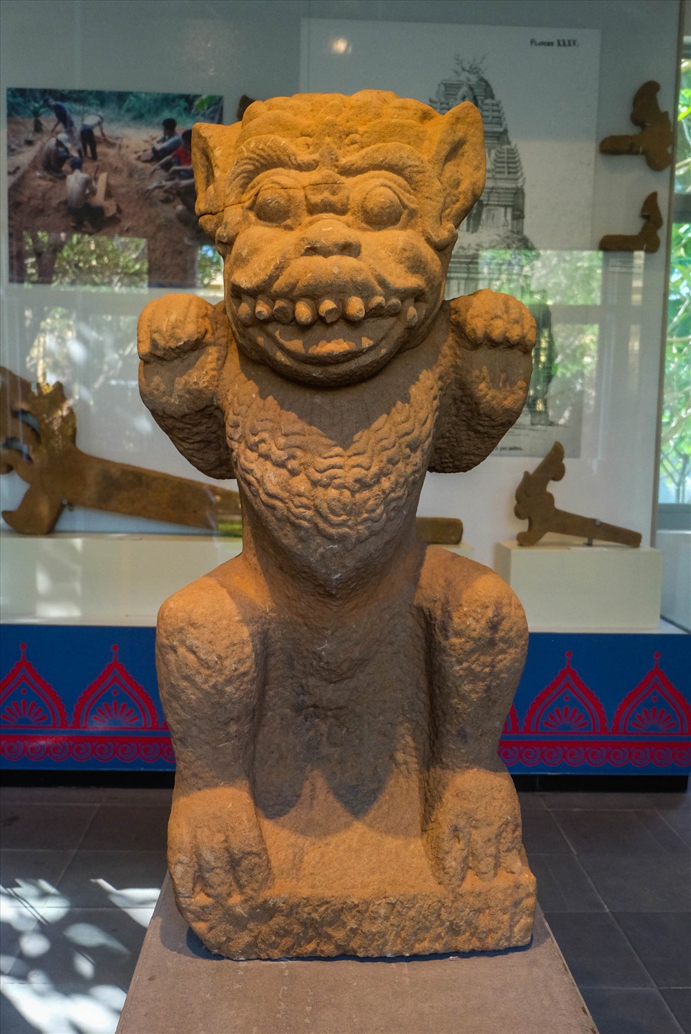 Tượng sư tử Simha thế kỷ 10-11, với chiều cao 1,09m, dài 0,44m và rộng 0,45m, được tìm thấy ở di tích Chăm Phong Lệ.