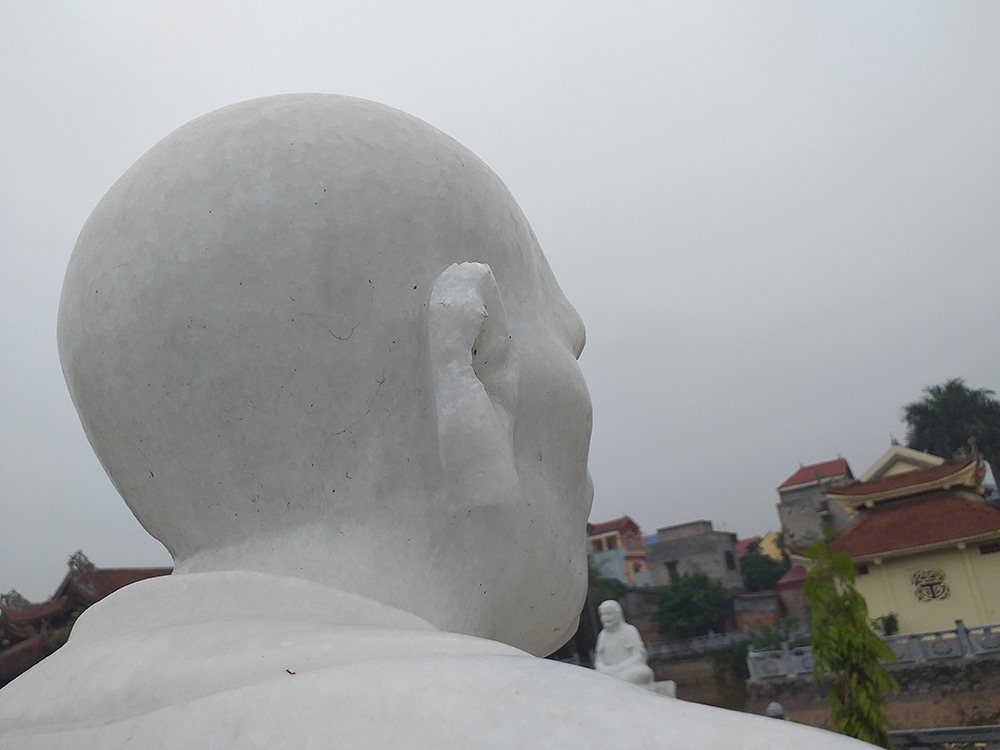 Những pho tượng La Hán bị đập phá phần tai không thể tu sửa được.