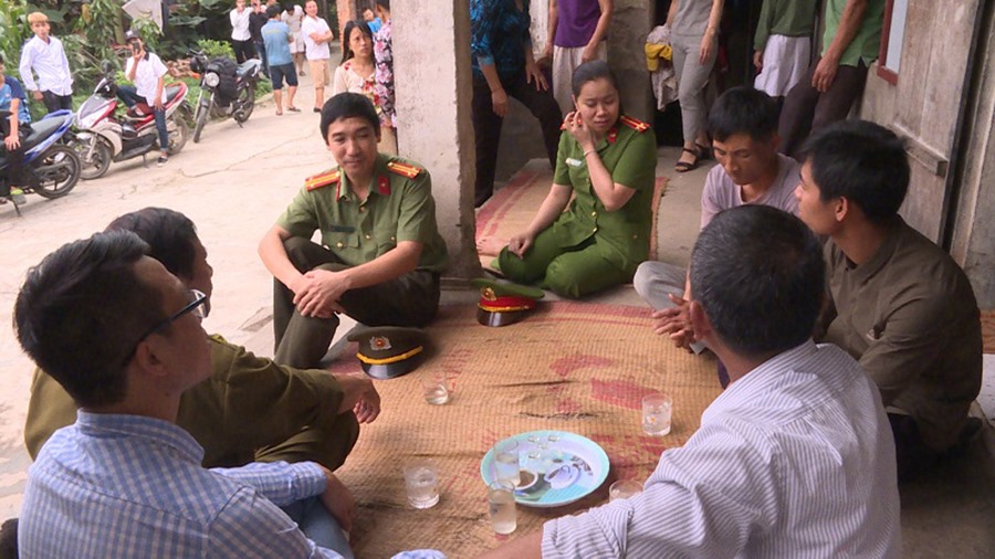 Lực lượng Công an trò chuyện với gia đình em Y.