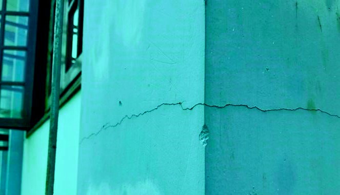Một vết nứt trên bức tường của trường Mầm non Nghĩa Kỳ. Ảnh: H.P