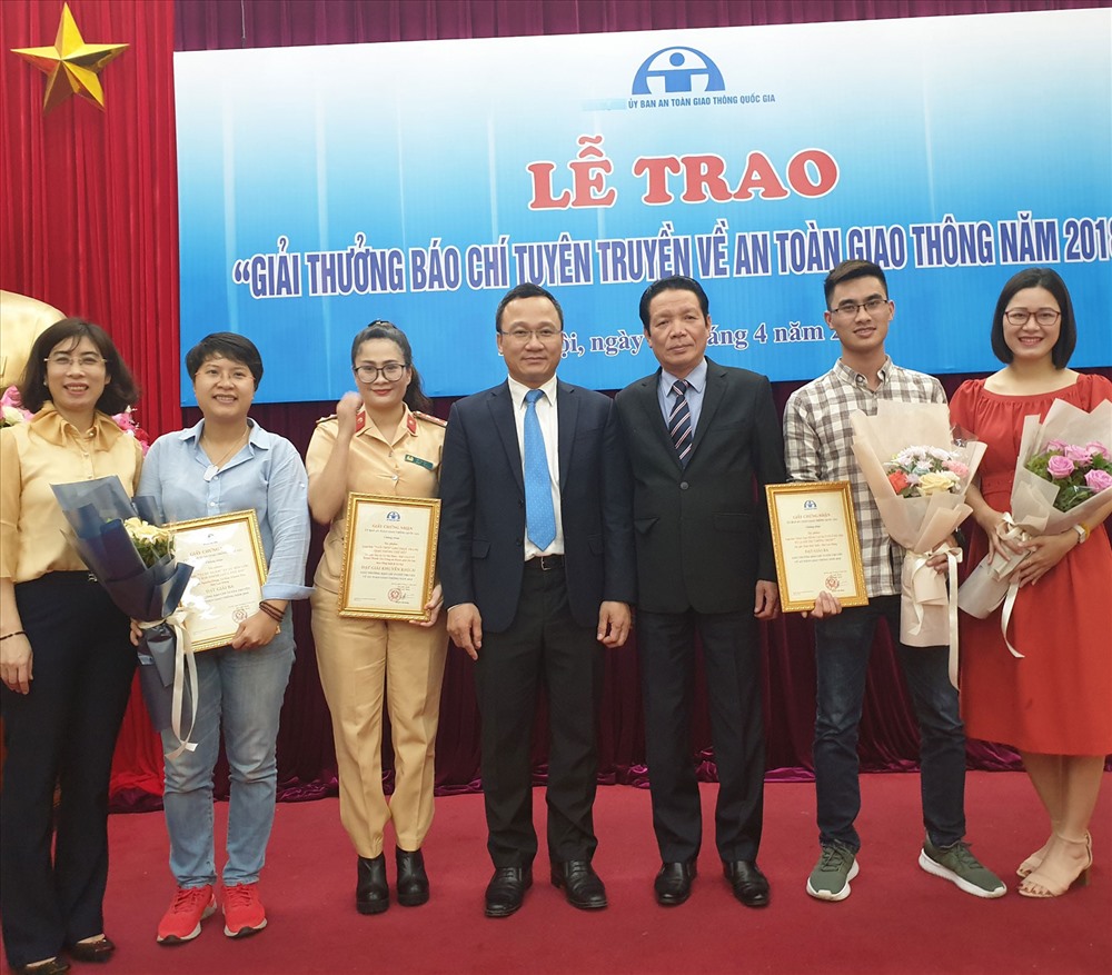 Tác giả Khánh Hòa (thứ 2 từ trái sang) và Trần Tuấn (thứ 2 từ phải sang) chụp ảnh lưu niệm cùng Thứ trưởng Bộ thông tin truyền thông Hoàng Vĩnh Bảo và Phó Chủ tịch UB ATGT quốc gia Khuất Việt Hùng.