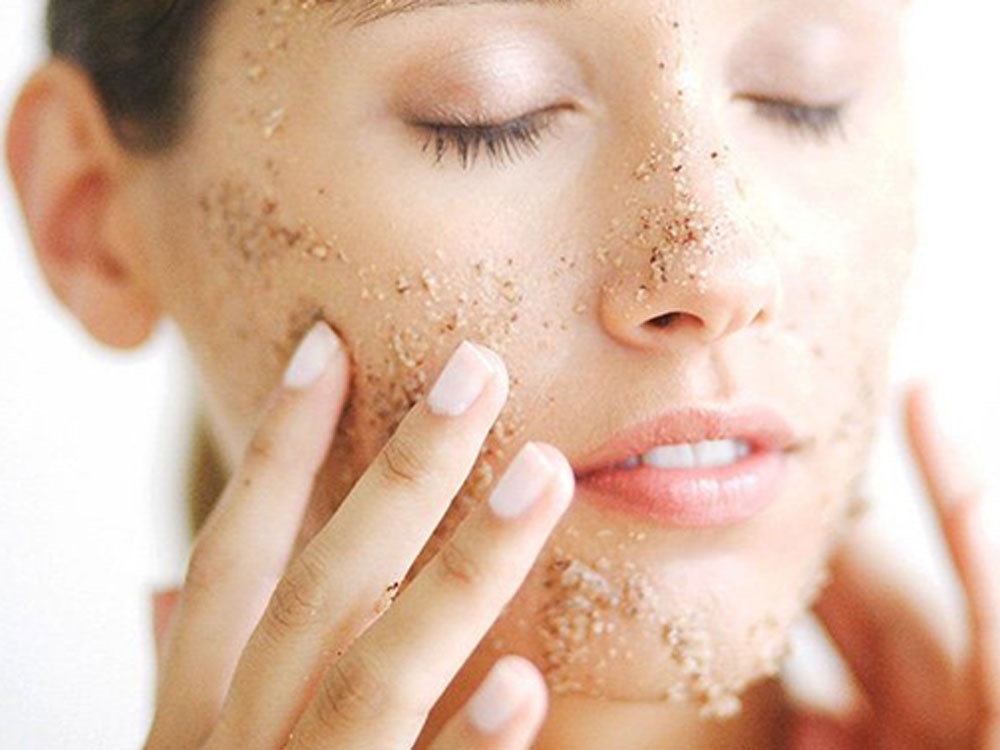 Môi trường sống bị ô nhiễm không khí, cần tẩy da chết.
