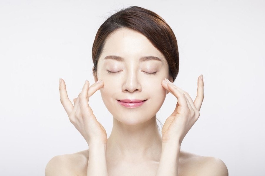 Môi trường sống bị ô nhiễm không khí, cần dưỡng ẩm cho da.